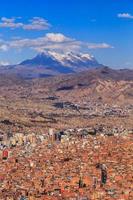 la paz kleurrijk panorama met een berg in een achtergrond, Boliviaanse hoofdstad foto