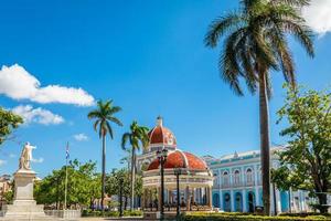 cienfuegos Jose marti centraal park met palmen en historisch gebouwen, cienfuegos provincie, Cuba foto