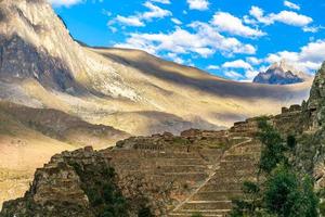 terrassen van pumatalis, oude inca vesting en bergen, heilig vallei, ollantaytambo, Peru foto