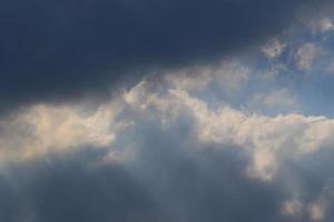 stormachtig weer en donker wolken foto