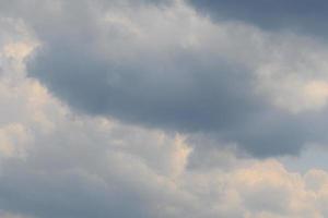 stormachtig weer en donker wolken foto