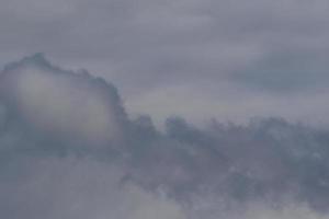 stormachtig weer en donker wolken foto