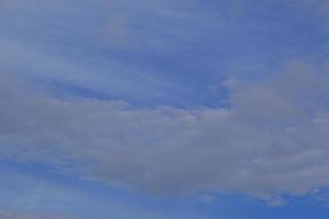 stormachtig weer en donker wolken foto