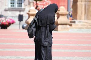 mensen zijn wandelen Aan de straat Aan een zonnig dag. echt mensen. foto