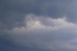 stormachtig weer en donker wolken foto