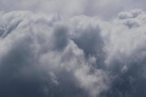 stormachtig weer en donker wolken foto