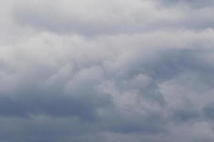 stormachtig weer en donker wolken foto