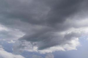 stormachtig weer en donker wolken foto