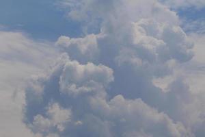 stormachtig weer en donker wolken foto