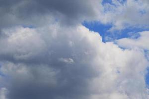 stormachtig weer en donker wolken foto