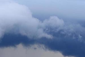 stormachtig weer en donker wolken foto