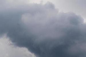 stormachtig weer en donker wolken foto