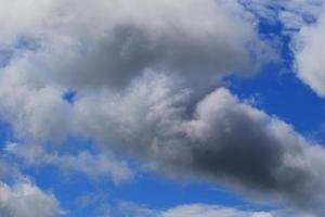 stormachtig weer en donker wolken foto