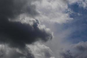 stormachtig weer en donker wolken foto