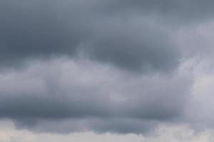 stormachtig weer en donker wolken foto