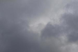 stormachtig weer en donker wolken foto