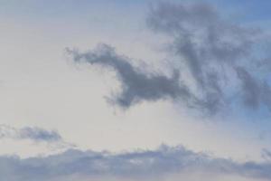 stormachtig weer en donker wolken foto