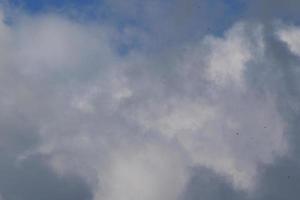 stormachtig weer en donker wolken foto