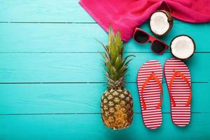 zomer accessoires voor modern vrouw Aan haar vakantie. top visie. blauw houten achtergrond met kopiëren ruimte. foto