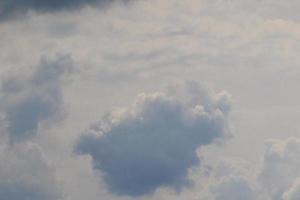 stormachtig weer en donker wolken foto