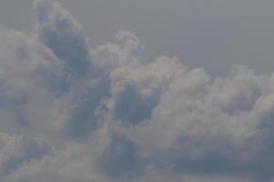 stormachtig weer en donker wolken foto