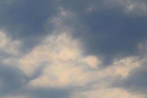 stormachtig weer en donker wolken foto