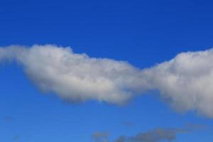 stormachtig weer en donker wolken foto