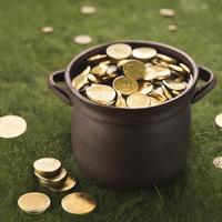 foto detailopname van een kabouters pot vol van munten en goud, san Patrick dag