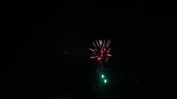 kleurrijk vuurwerk Aan de zwart lucht foto