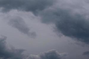 stormachtig weer en donker wolken foto