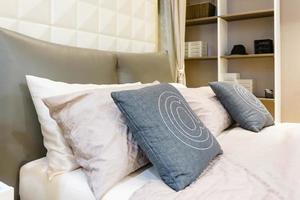 bed meid-up met schone witte kussens en lakens in schoonheidssalon, close-up. foto