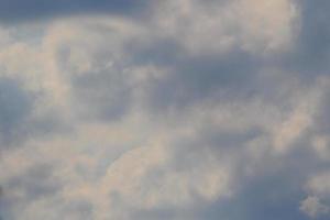 stormachtig weer en donker wolken foto