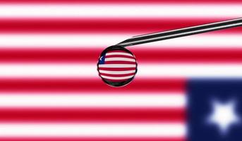 vaccin injectiespuit met laten vallen Aan naald- tegen nationaal vlag van Liberia achtergrond. medisch concept vaccinatie. coronavirus SARS-CoV-2 pandemisch bescherming. nationaal veiligheid idee. foto