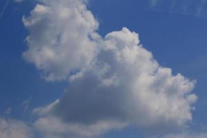 stormachtig weer en donker wolken foto