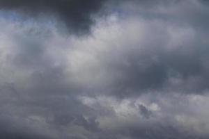 stormachtig weer en donker wolken foto