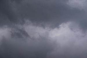 stormachtig weer en donker wolken foto
