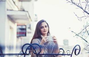 portret vrouw glimlachen in cafe foto