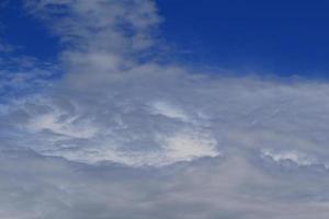 stormachtig weer en donker wolken foto