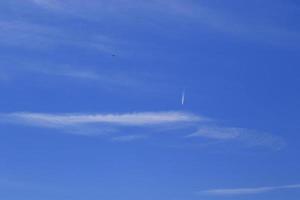 heldere blauwe lucht en witte wolken foto