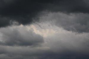 stormachtig weer en donker wolken foto