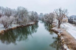 regensburg stad reis in winter tijd. visie van de steen brug foto