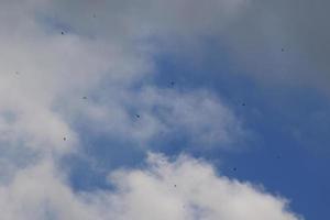 stormachtig weer en donker wolken foto