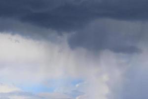 stormachtig weer en donker wolken foto