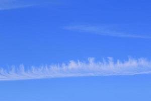 heldere blauwe lucht en witte wolken foto