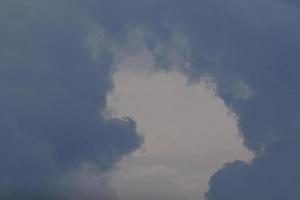 stormachtig weer en donker wolken foto