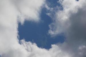 stormachtig weer en donker wolken foto