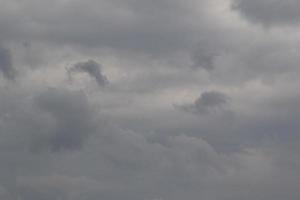 stormachtig weer en donker wolken foto