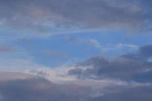 stormachtig weer en donker wolken foto