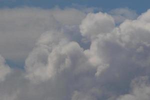 stormachtig weer en donker wolken foto