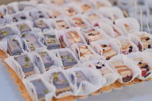 smakelijk veganistisch snoepgoed geregeld Aan de tafel voor bruiloft ontvangst foto
